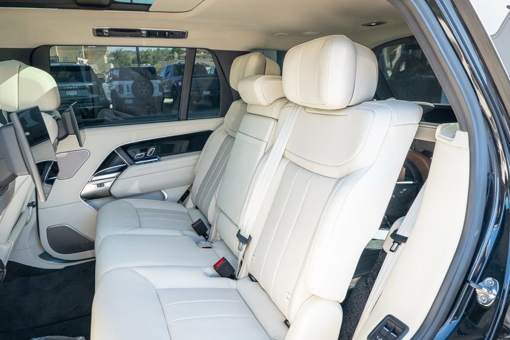 Used 2025 Land Rover Range Rover Long Wheelbase Autobiography image 25