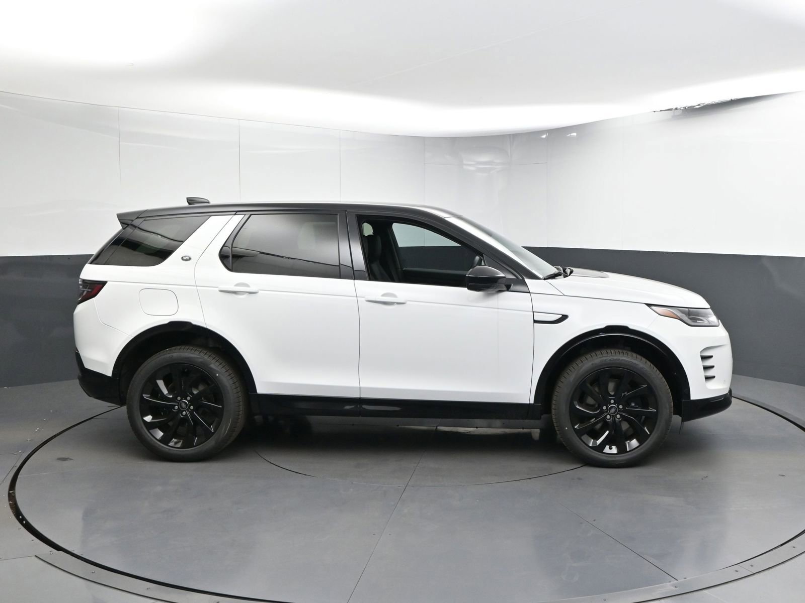 New 2025 Land Rover Discovery Sport Dynamic SE image 23