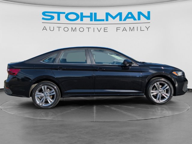 Certified 2023 Volkswagen Jetta SE w/ Panoramic Sunroof Package FWD image 4