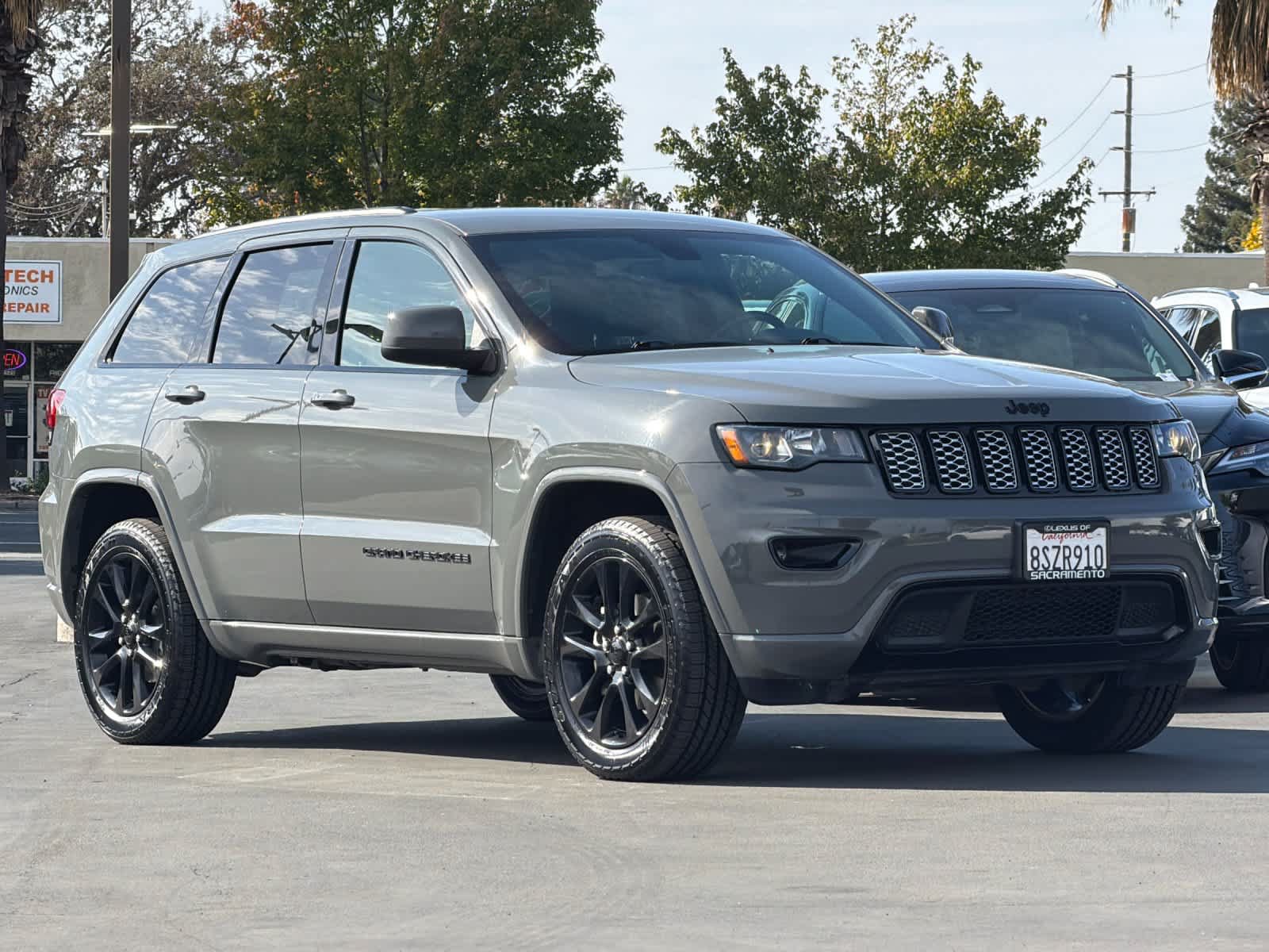 Used 2020 Jeep Grand Cherokee Altitude AWD/4WD image 5