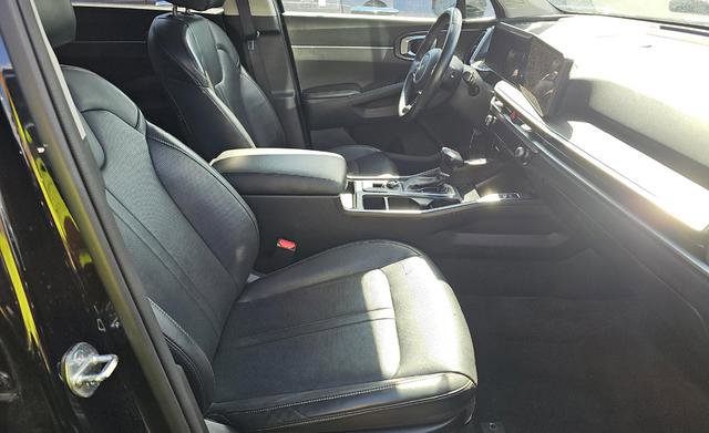 Used 2024 Kia Sorento S image 9