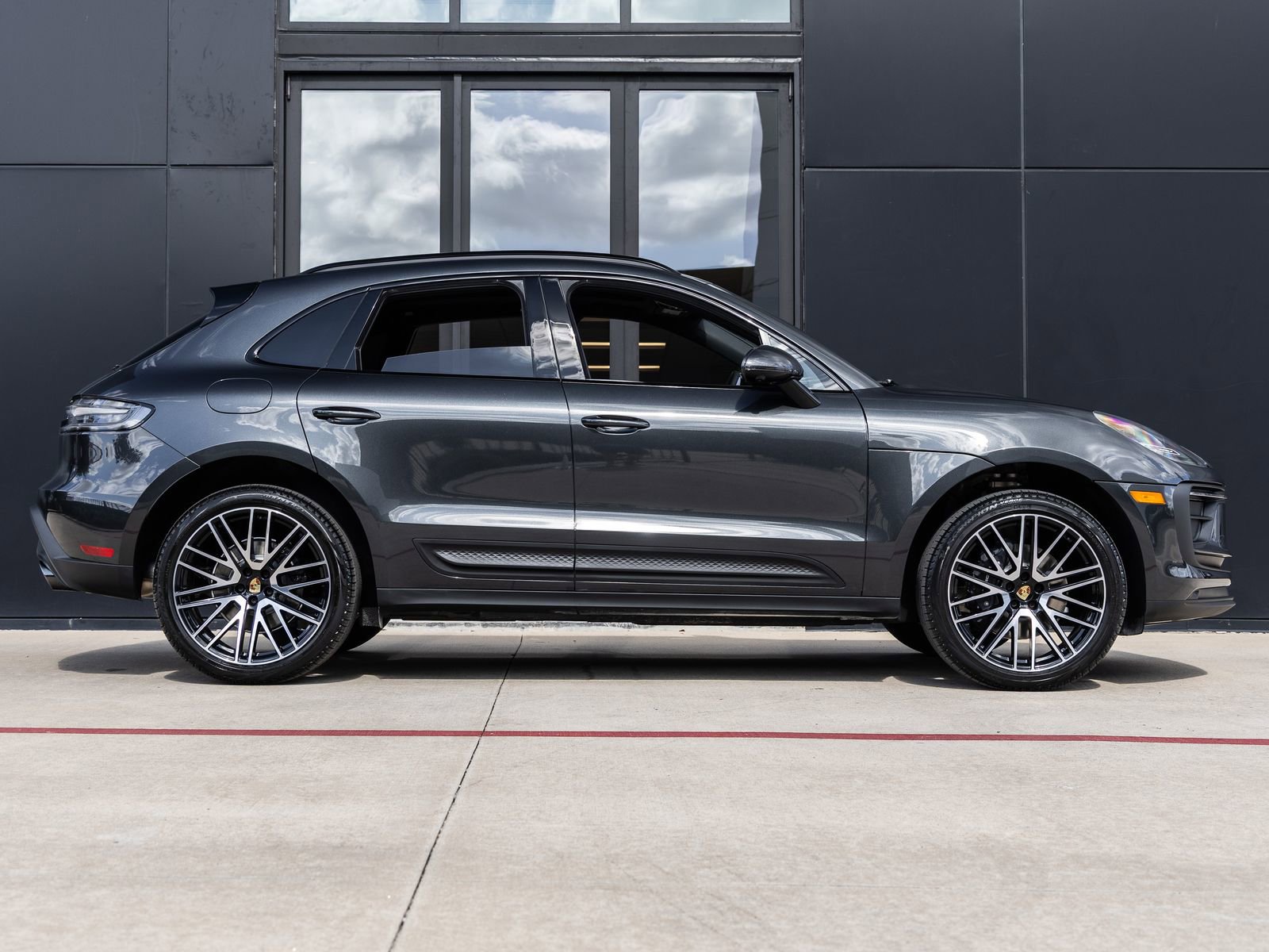 Certified 2026 Porsche Macan AWD/4WD image 12