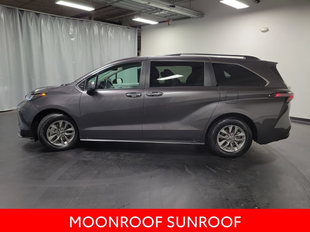 Used 2025 Toyota Sienna XLE AWD/4WD image 5