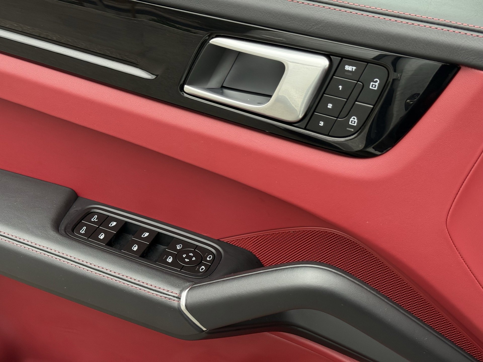 Used 2023 Porsche Cayenne image 27