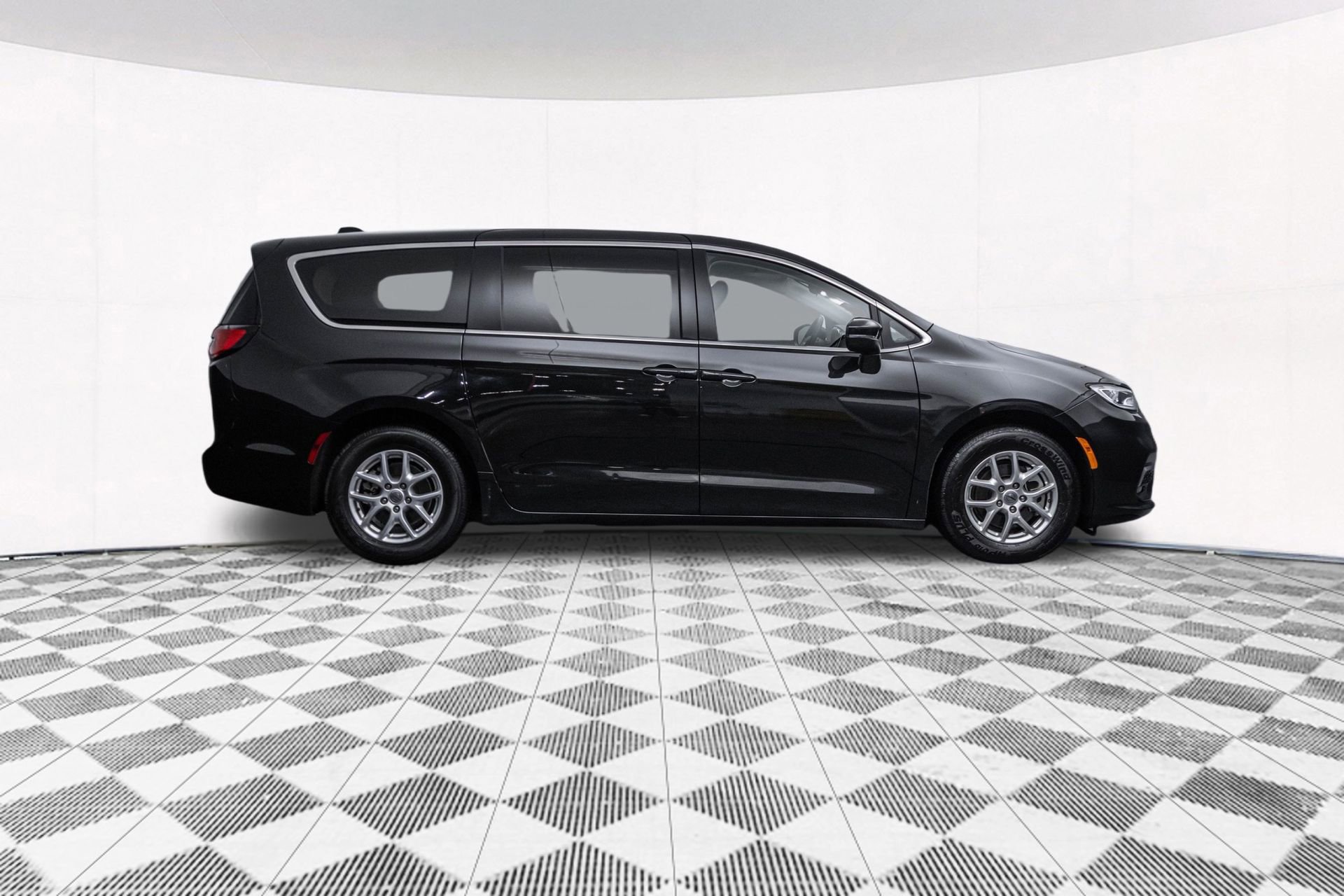 Used 2023 Chrysler Pacifica Touring-L image 13