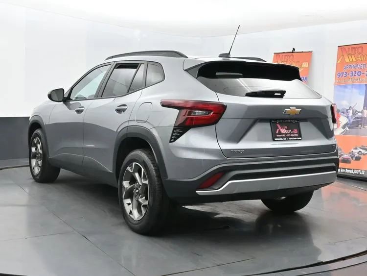 Used 2024 Chevrolet Trax LT w/ Sunroof Package image 9