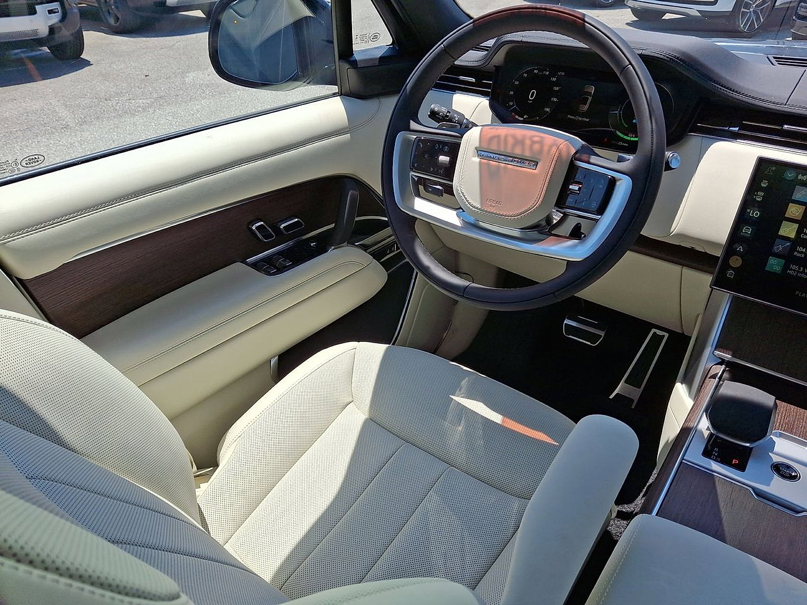 New 2025 Land Rover Range Rover SE image 15