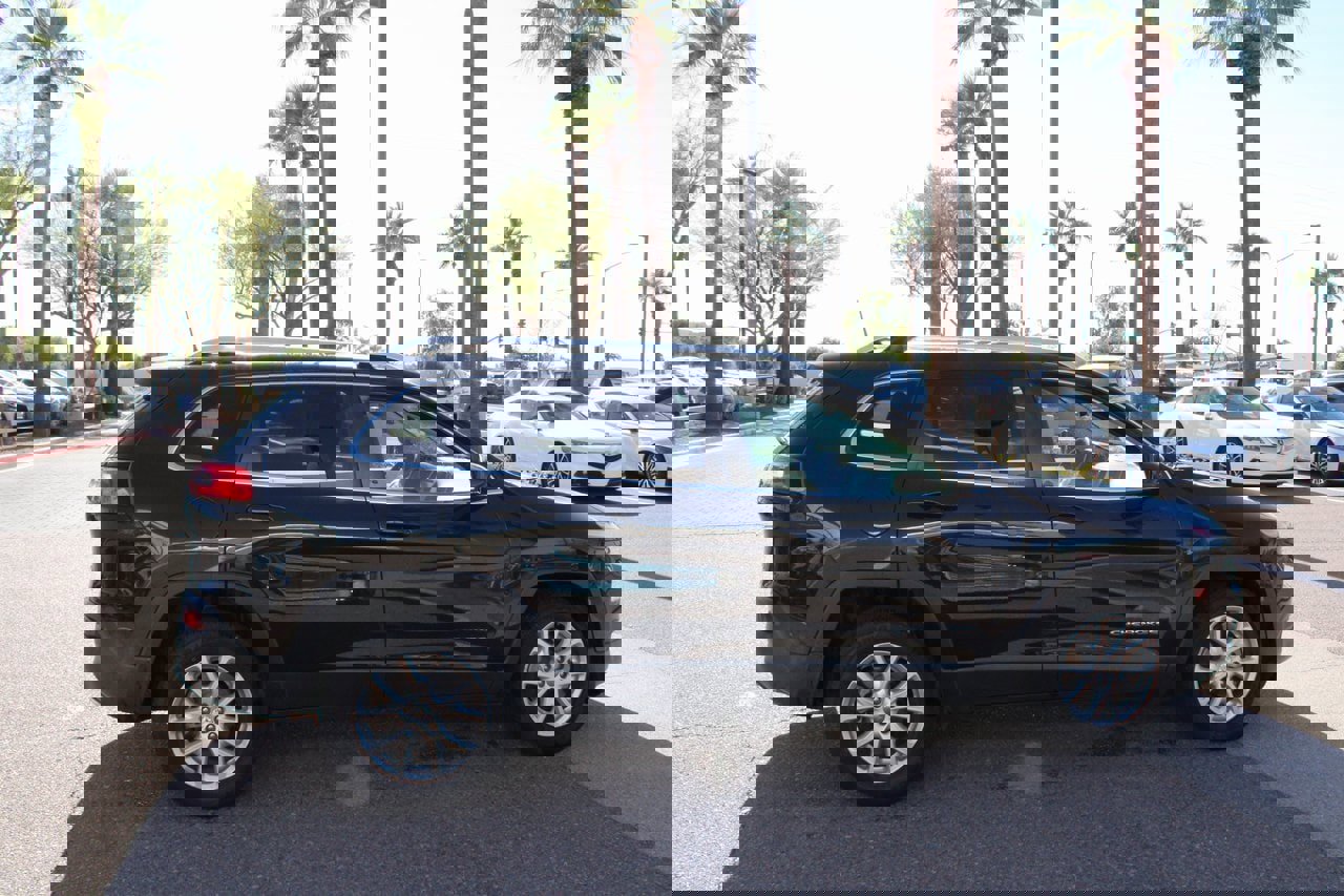 Used 2016 Jeep Cherokee Latitude w/ Cold Weather Group image 6