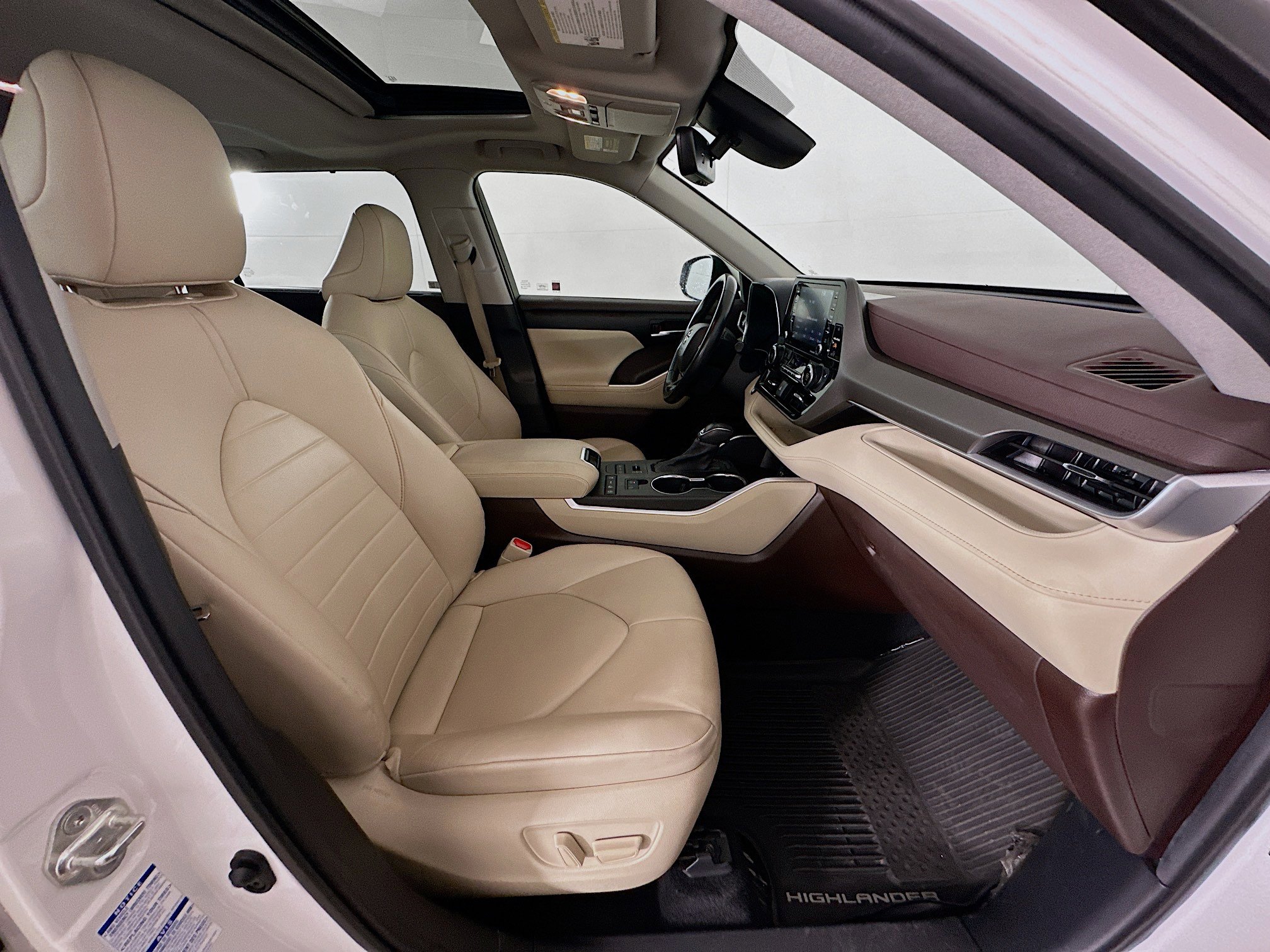 Used 2020 Toyota Highlander XLE image 33