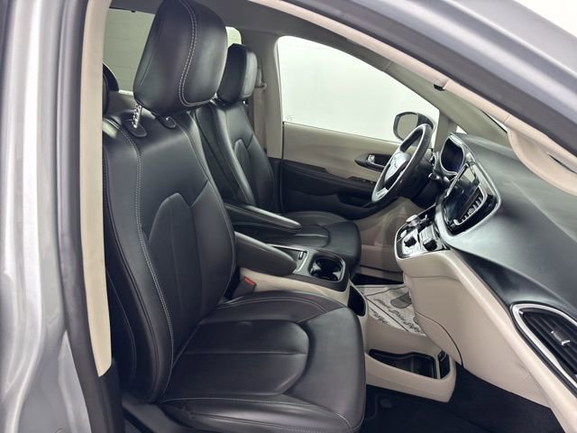Used 2023 Chrysler Pacifica Touring-L image 18