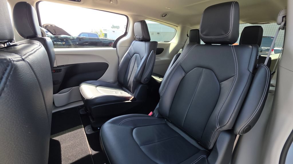 Used 2022 Chrysler Pacifica Touring-L FWD image 19