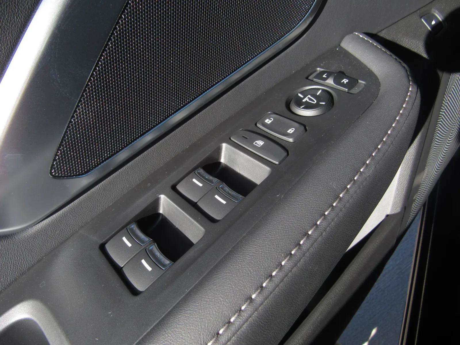 Used 2025 Acura RDX SH-AWD image 25
