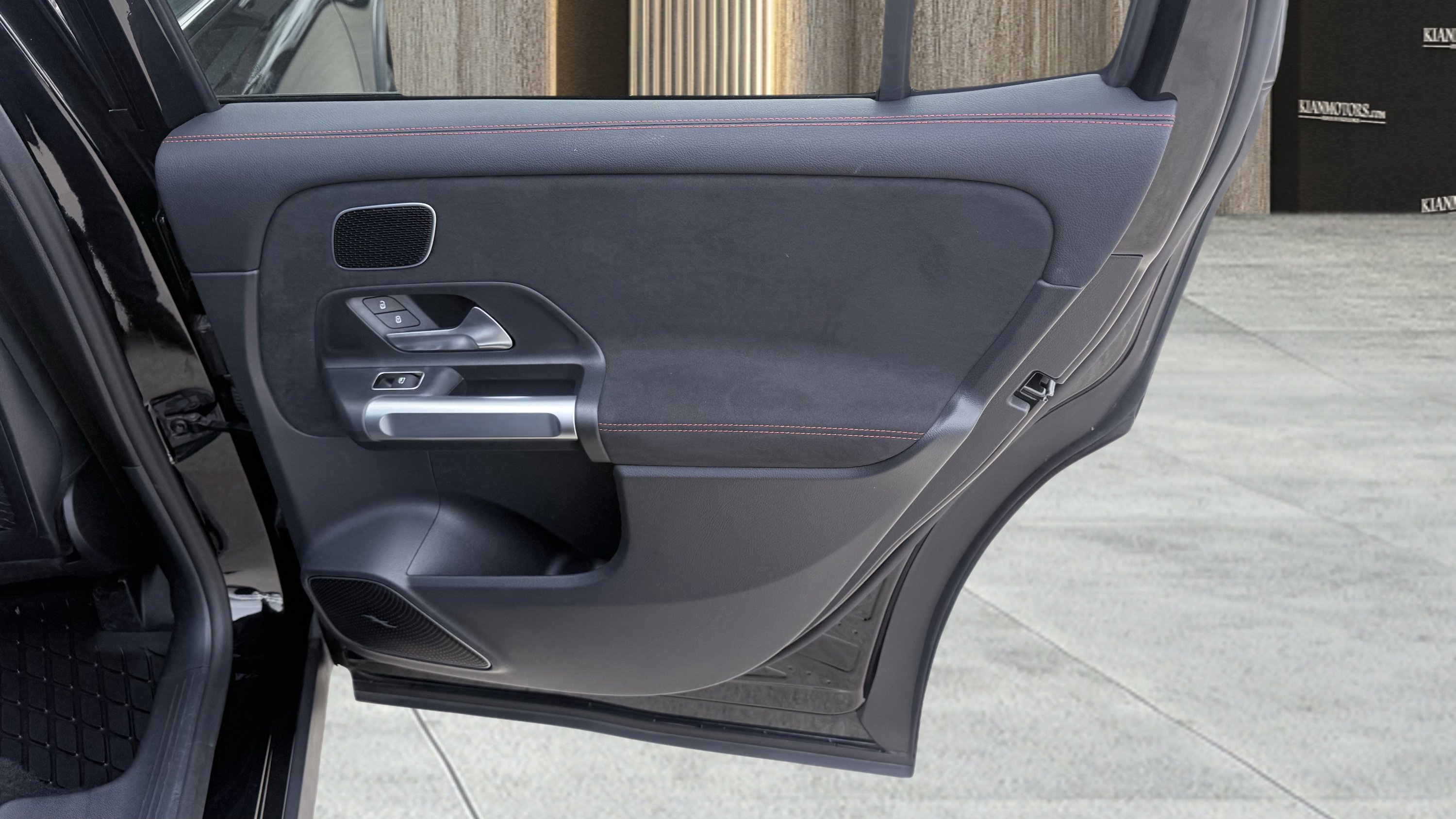 Used 2024 Mercedes-Benz GLB 250 image 36