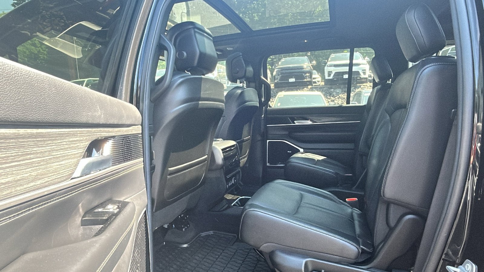 Certified 2022 Jeep Wagoneer Series III w/ Premium Group I AWD/4WD image 32