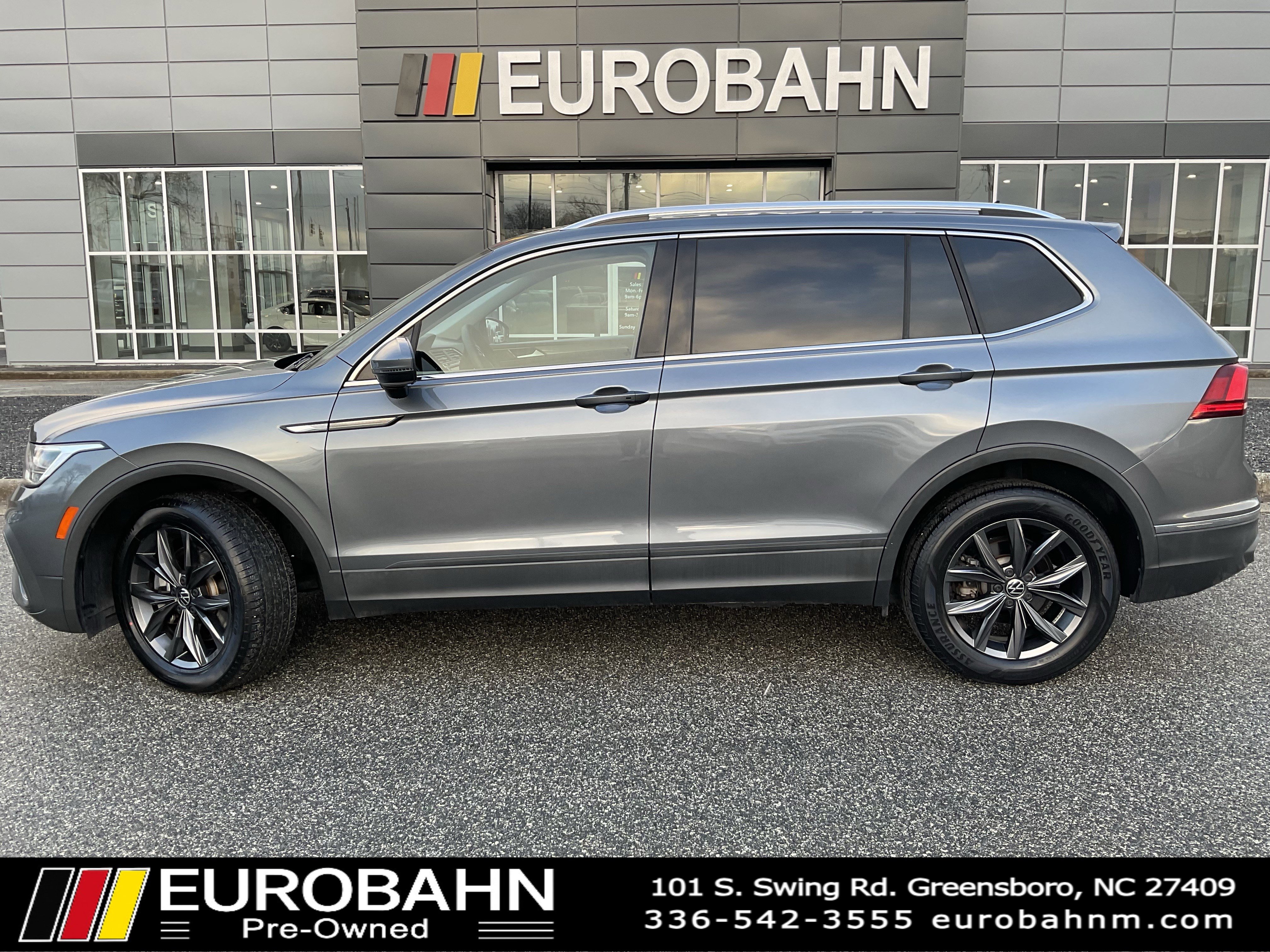 Used 2022 Volkswagen Tiguan SE image 2