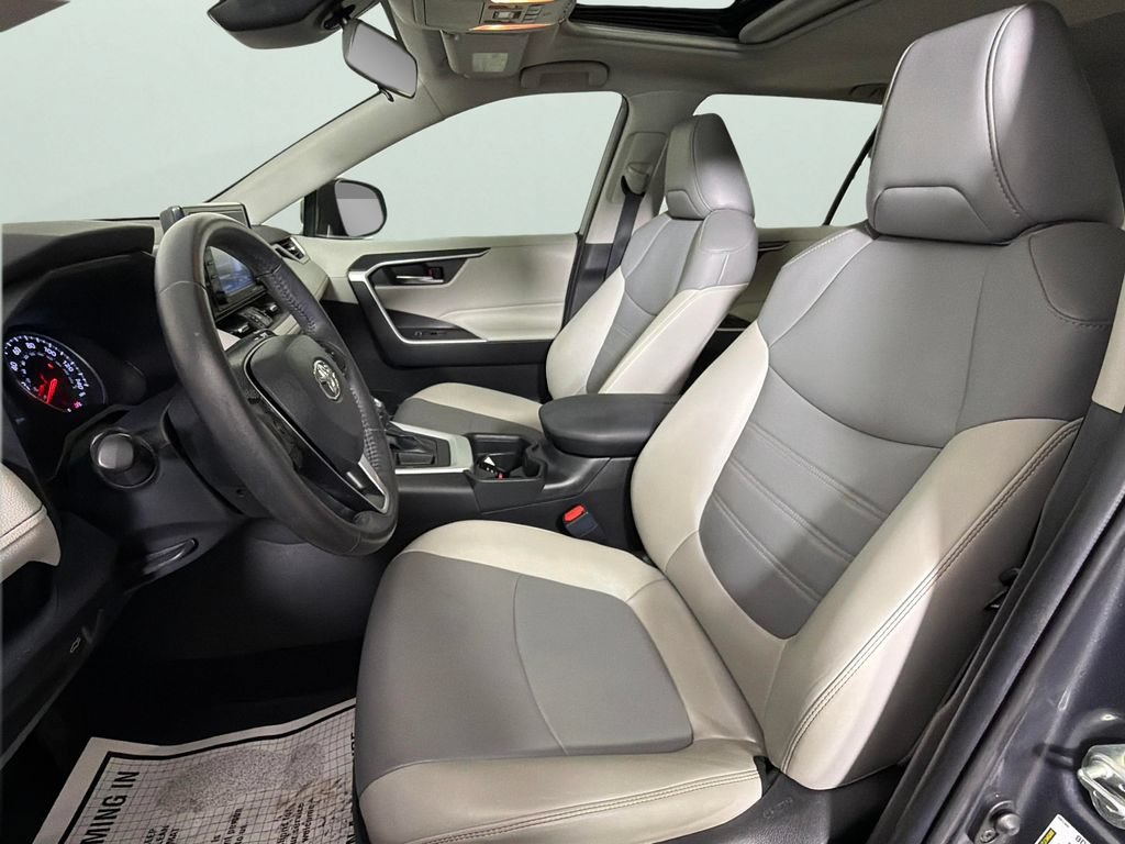 Used 2020 Toyota RAV4 XLE Premium FWD image 17