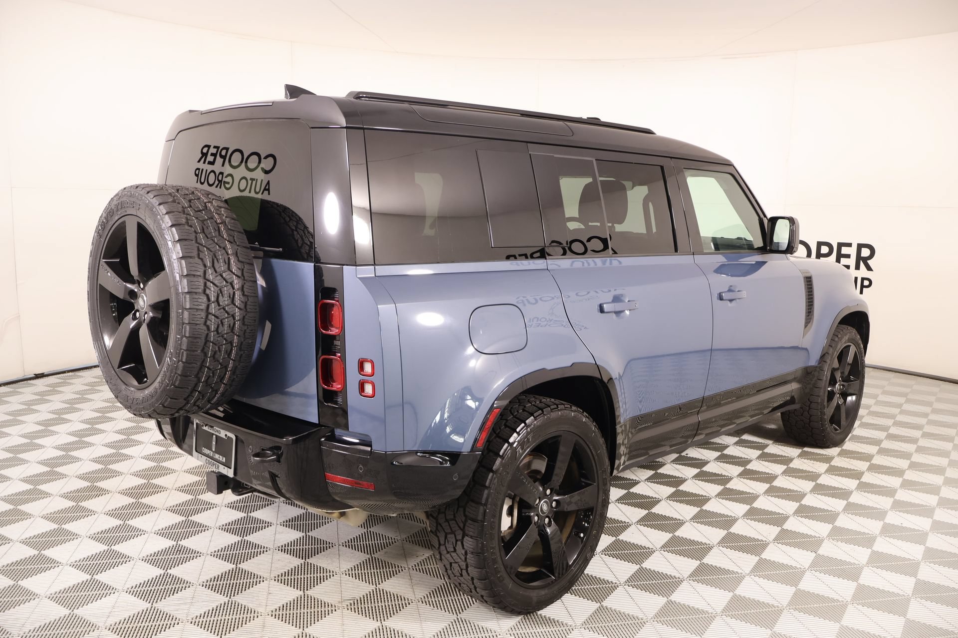 Used 2025 Land Rover Defender 110 X-Dynamic SE AWD/4WD image 21