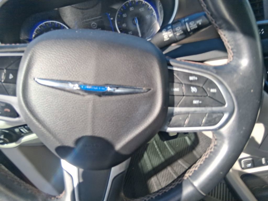 Used 2018 Chrysler Pacifica Touring-L FWD image 14