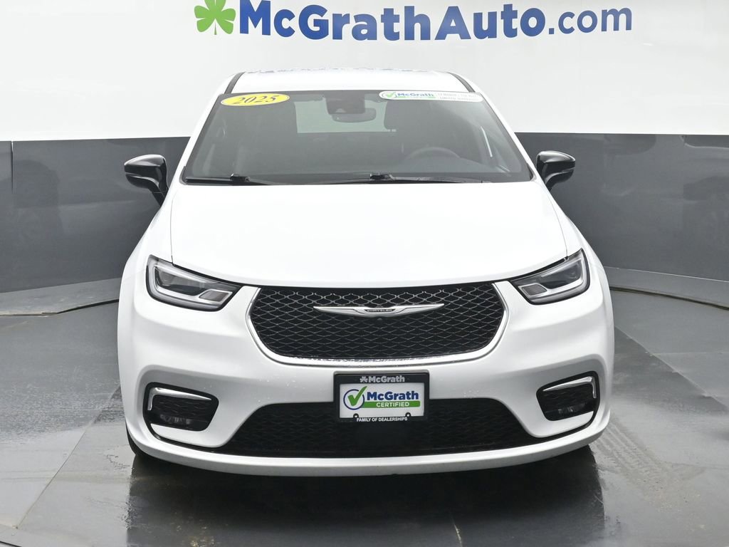 Used 2025 Chrysler Pacifica Select image 4