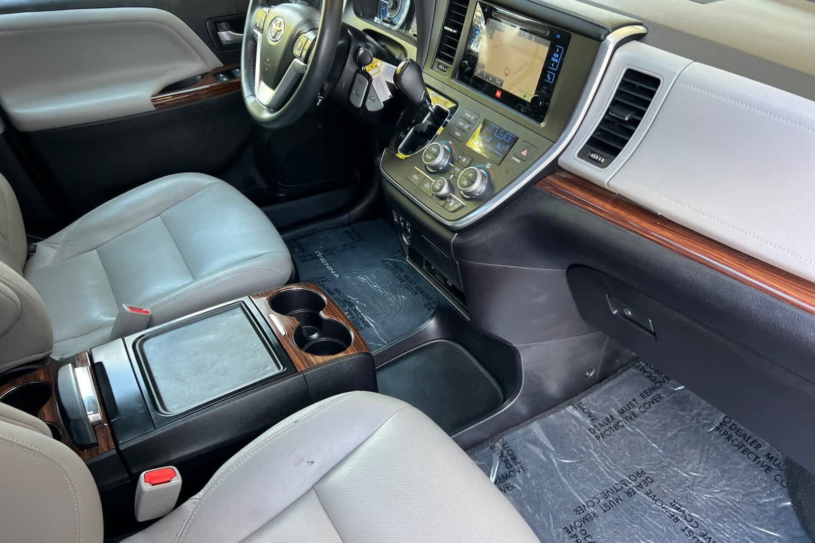 Certified 2017 Toyota Sienna Limited Premium FWD image 17