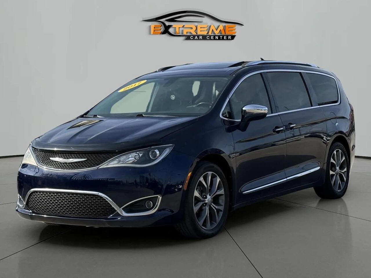 Used 2017 Chrysler Pacifica Limited w/ Tire & Wheel Group FWD image 2