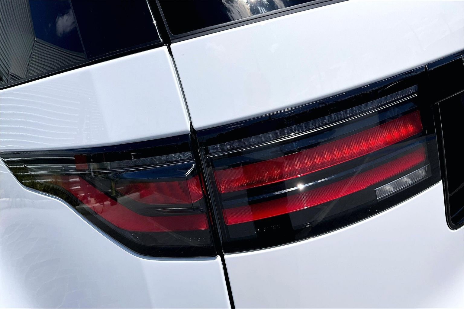 Used 2025 Land Rover Discovery Dynamic SE image 29