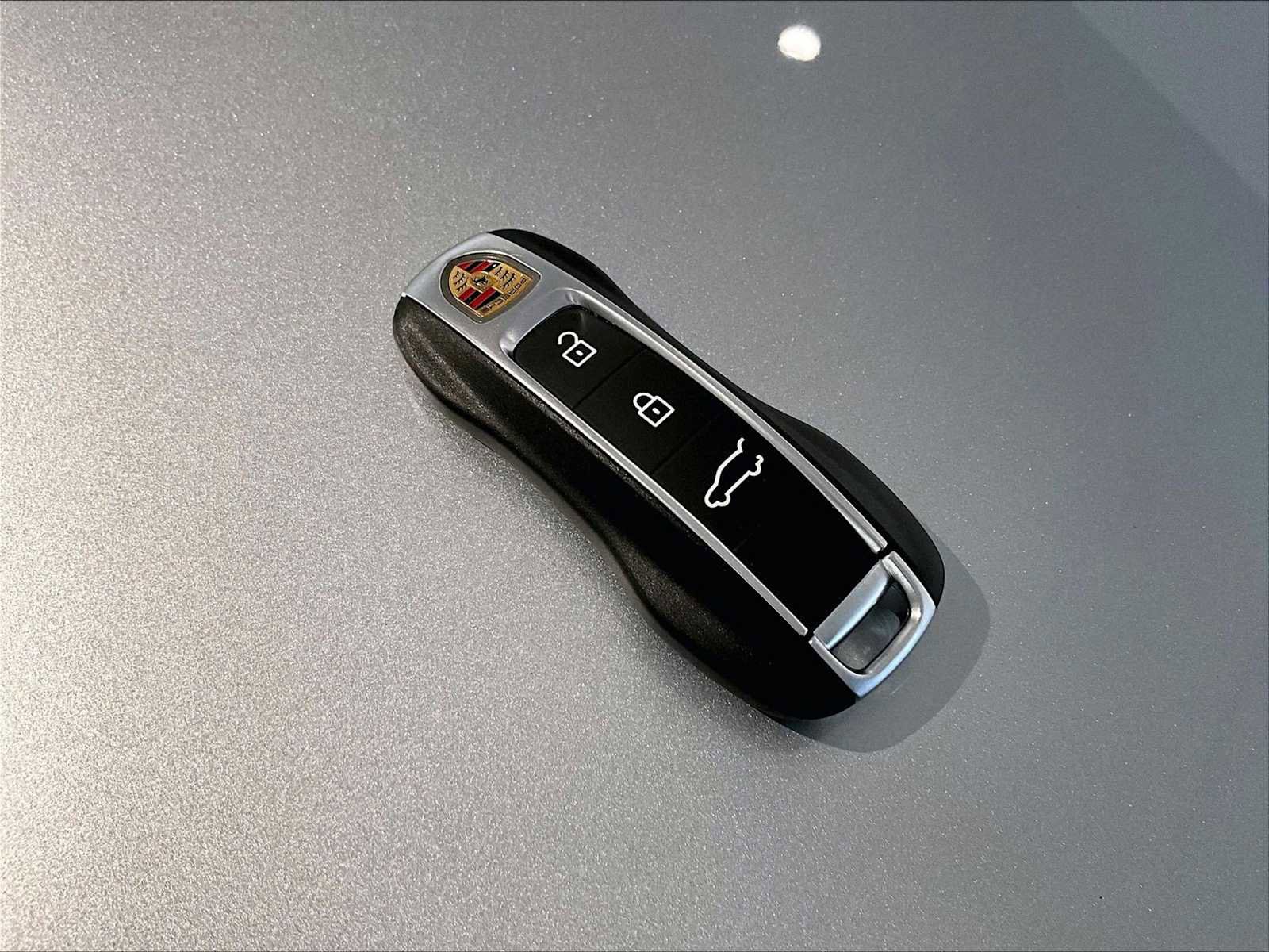 Used 2025 Porsche Cayenne GTS w/ Premium Package image 36