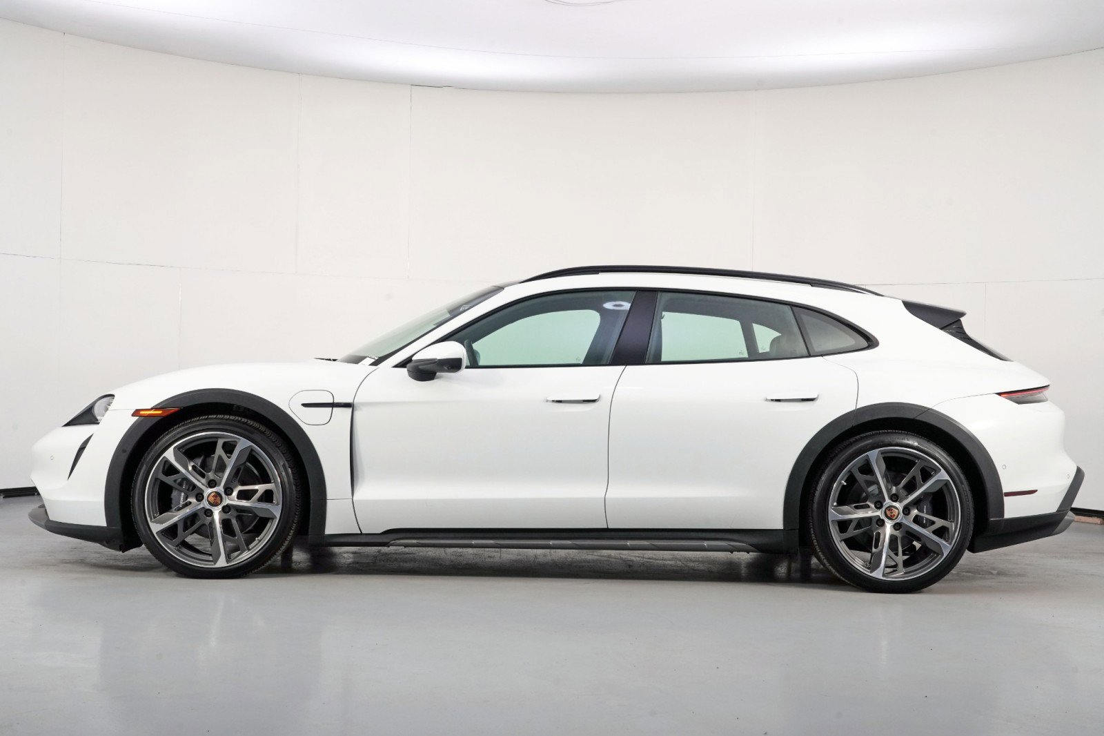 Used 2021 Porsche Taycan 4 Cross Turismo w/ Premium Package AWD/4WD image 9