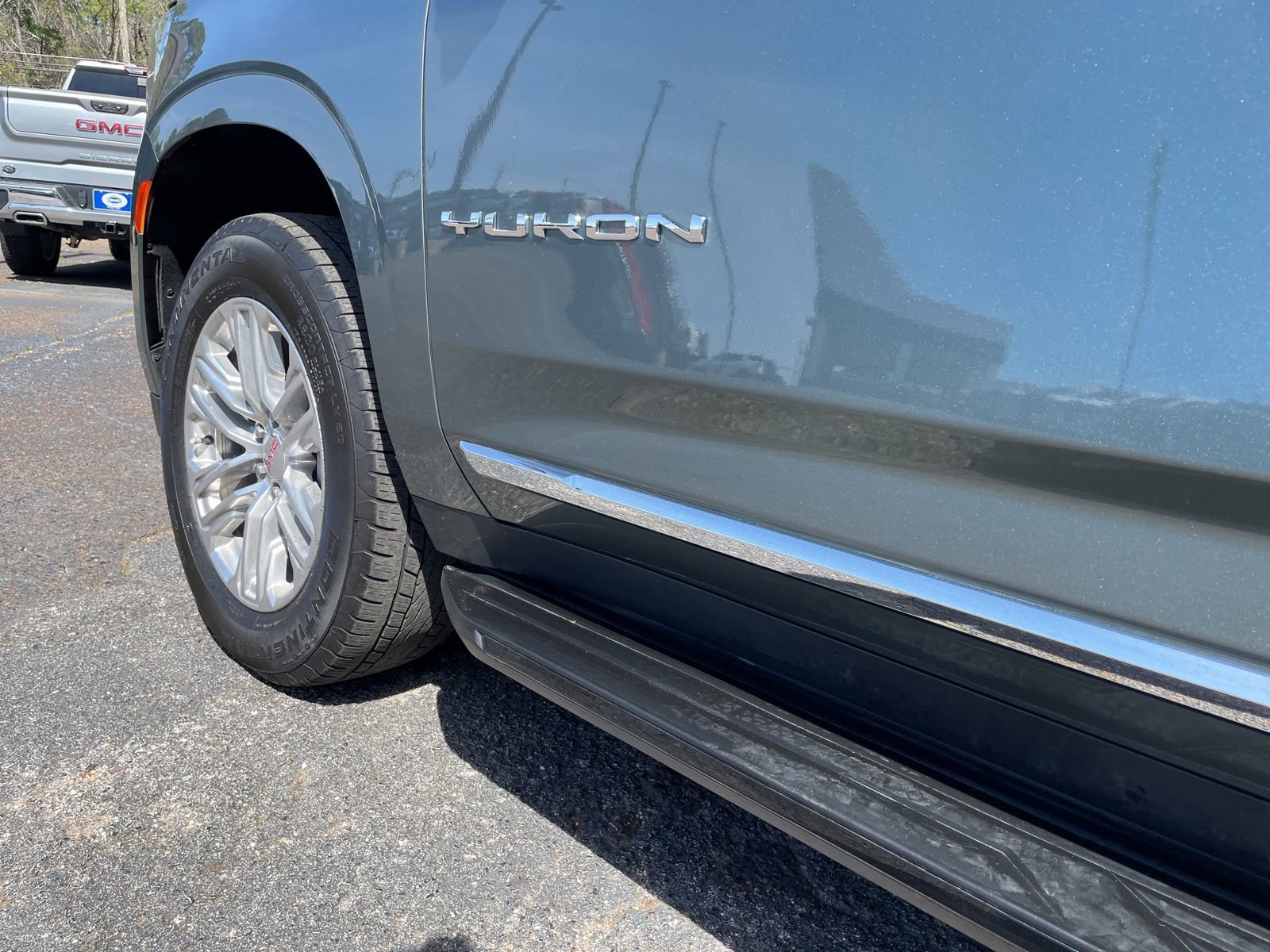 Used 2024 GMC Yukon SLT w/ SLT Luxury Package image 11