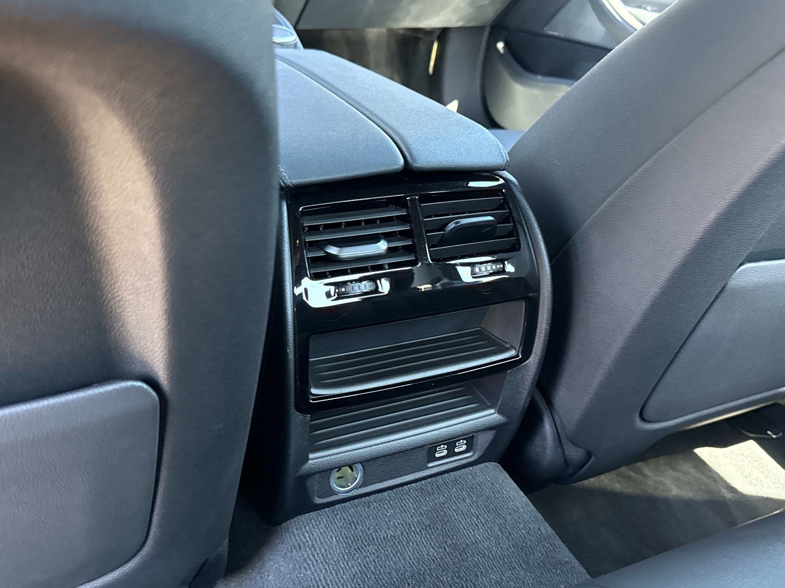 Used 2023 BMW 530e w/ M Sport Package image 33