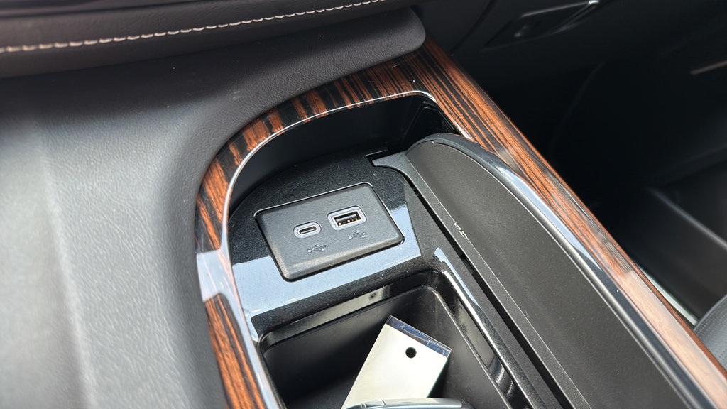 Certified 2024 Cadillac Escalade Premium Luxury w/ LPO, Floor Liner Package AWD/4WD image 44