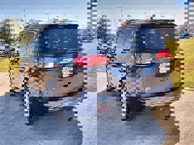 Used 2020 Chrysler Pacifica Touring-L w/ Tire & Wheel Group image 5