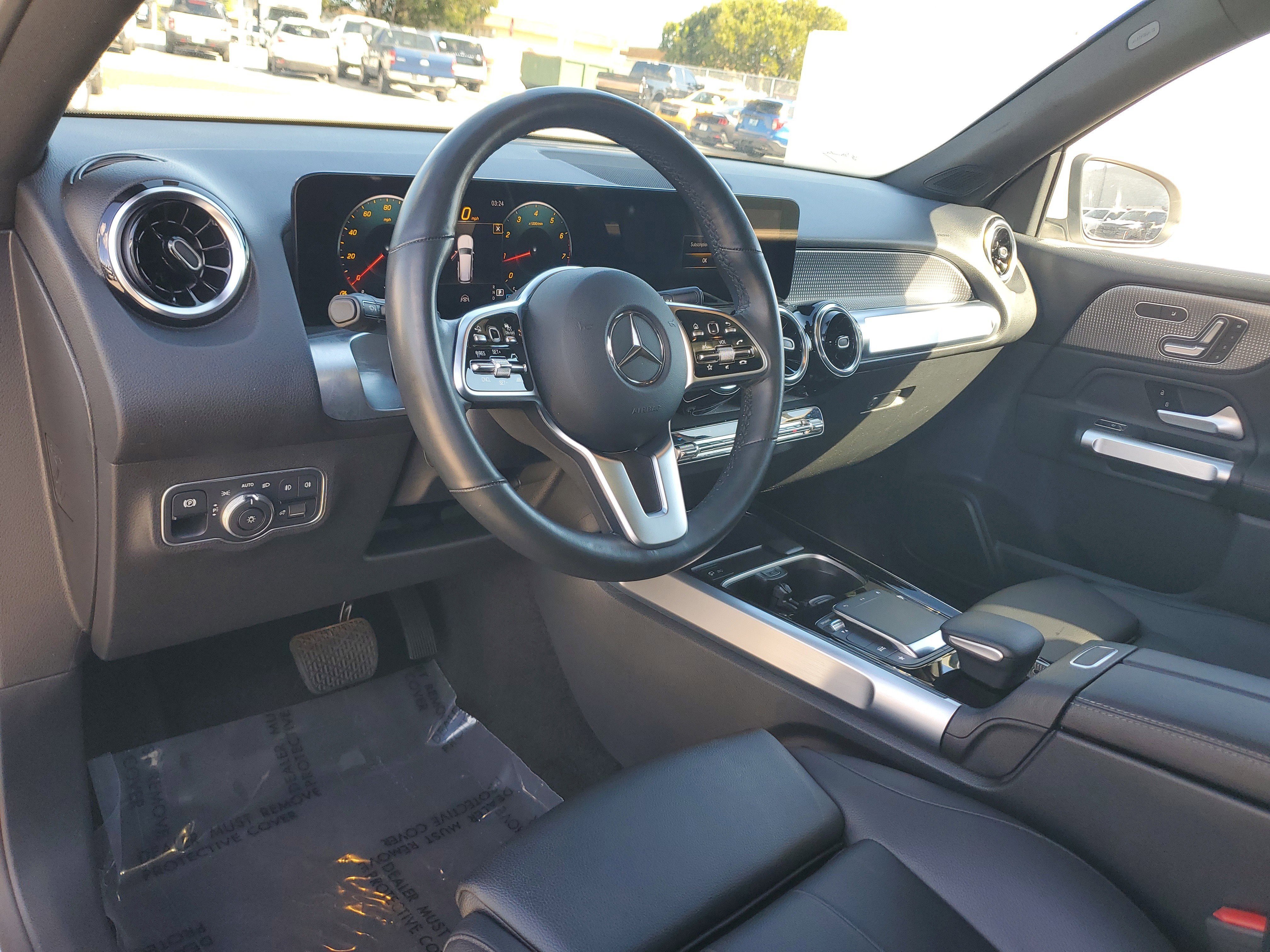 Used 2023 Mercedes-Benz GLB 250 4MATIC w/ Premium Package image 9