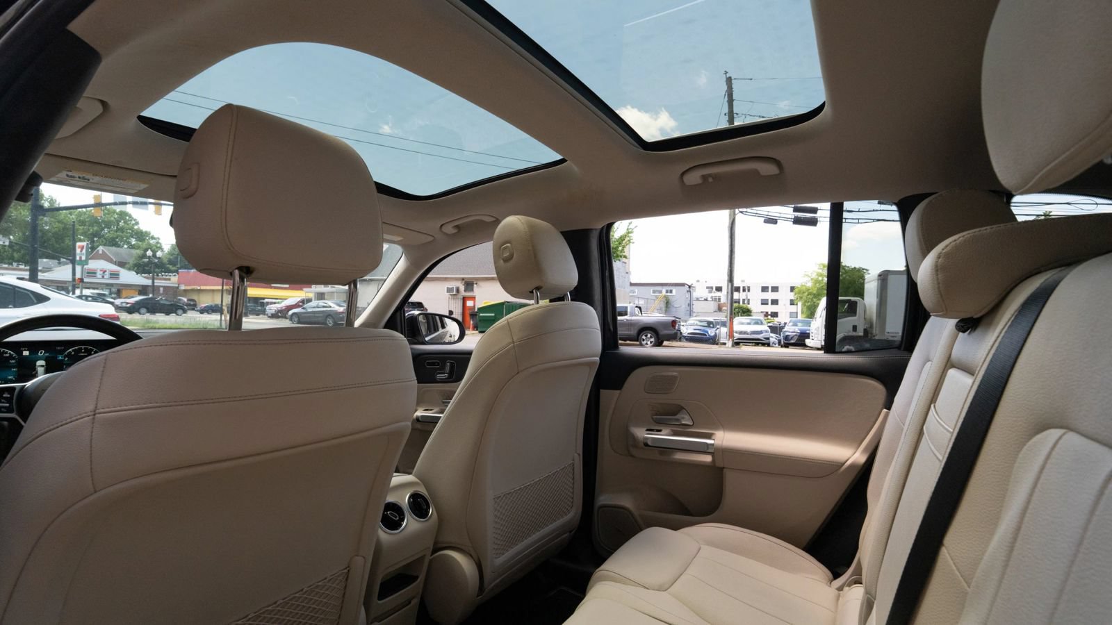 Used 2021 Mercedes-Benz GLB 250 4MATIC w/ Premium Package image 24