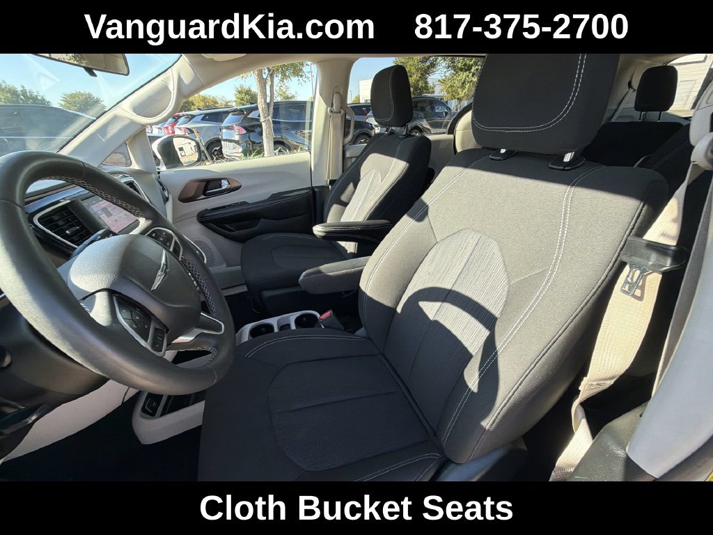 Used 2022 Chrysler Voyager LX FWD image 15
