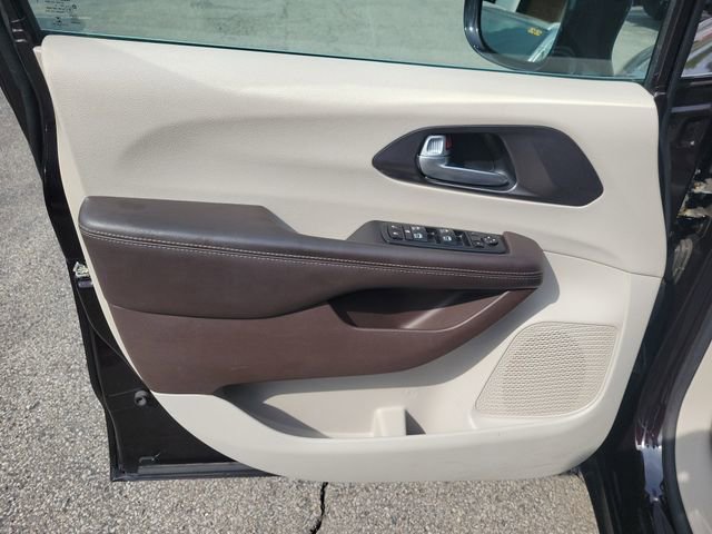 Used 2017 Chrysler Pacifica Touring-L Plus w/ Advanced Safetytec Group image 18