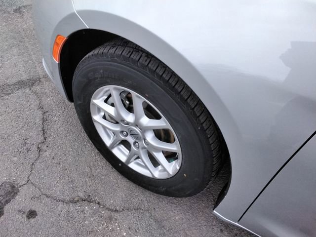 Used 2024 Chrysler Pacifica Touring-L image 20