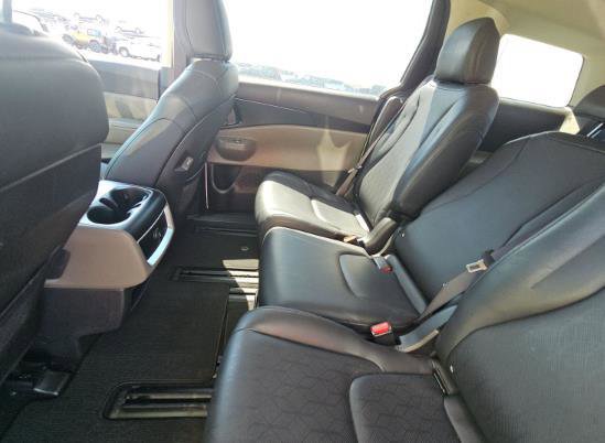 Used 2025 Kia Carnival FWD image 6