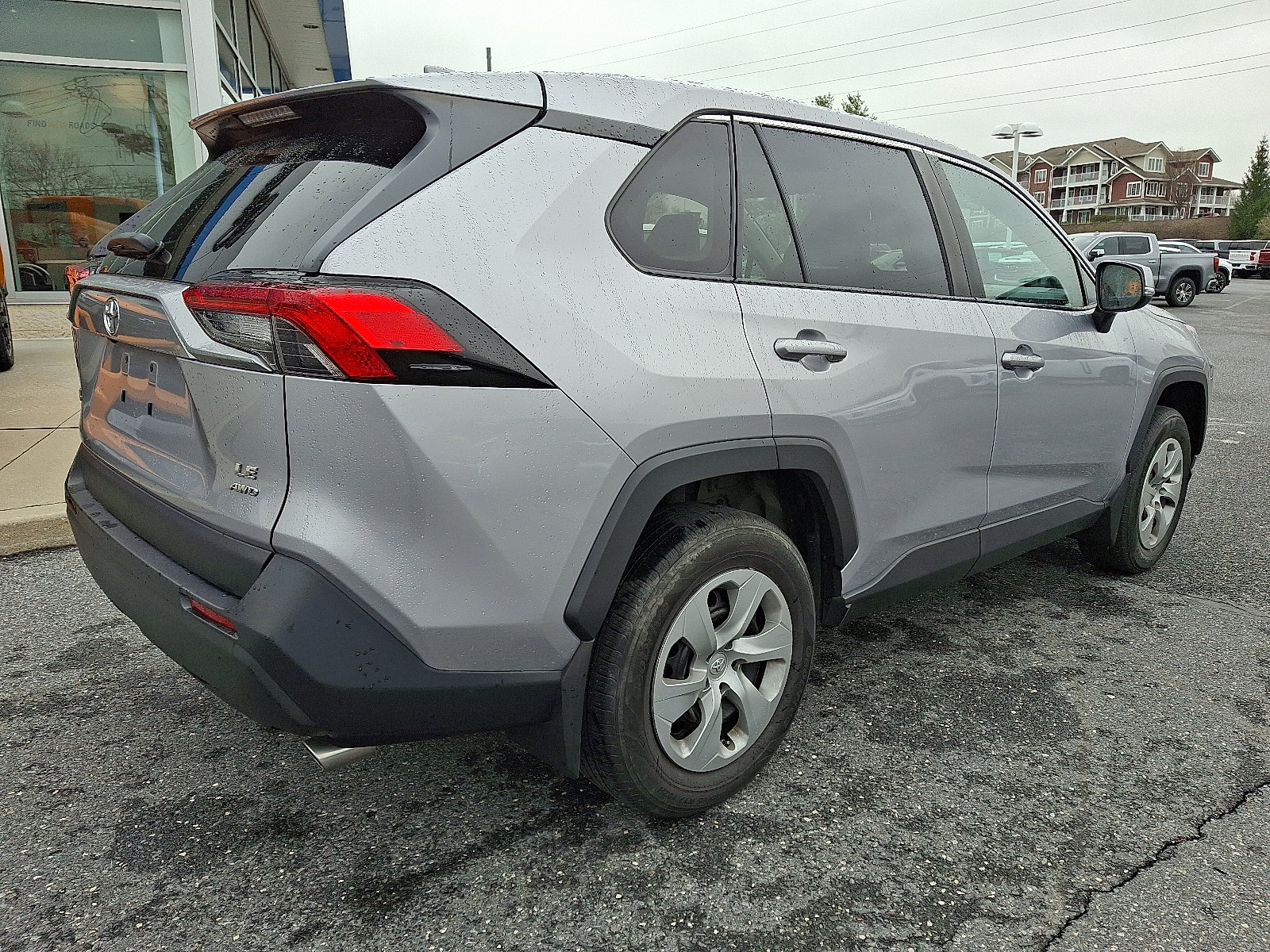 Used 2022 Toyota RAV4 LE image 7