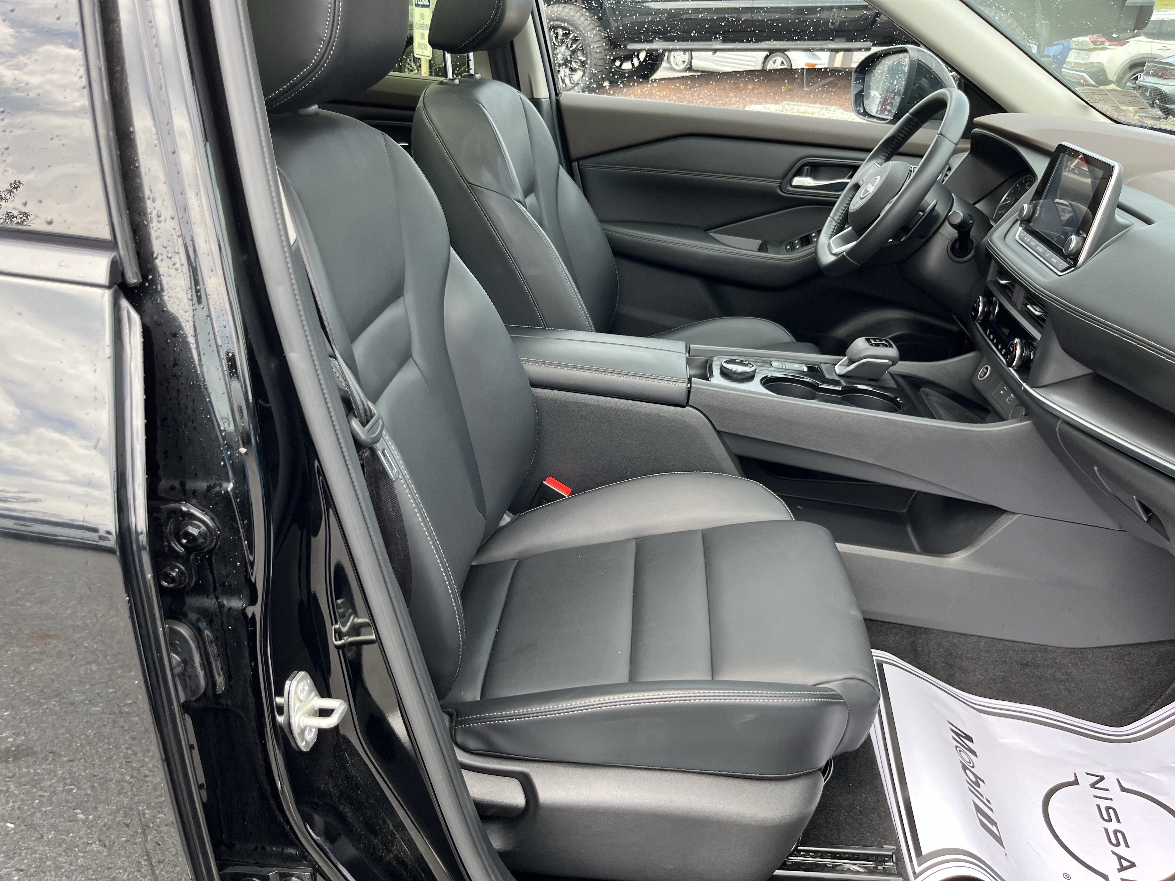 Used 2023 Nissan Rogue SV w/ SV Premium B Package AWD/4WD image 3