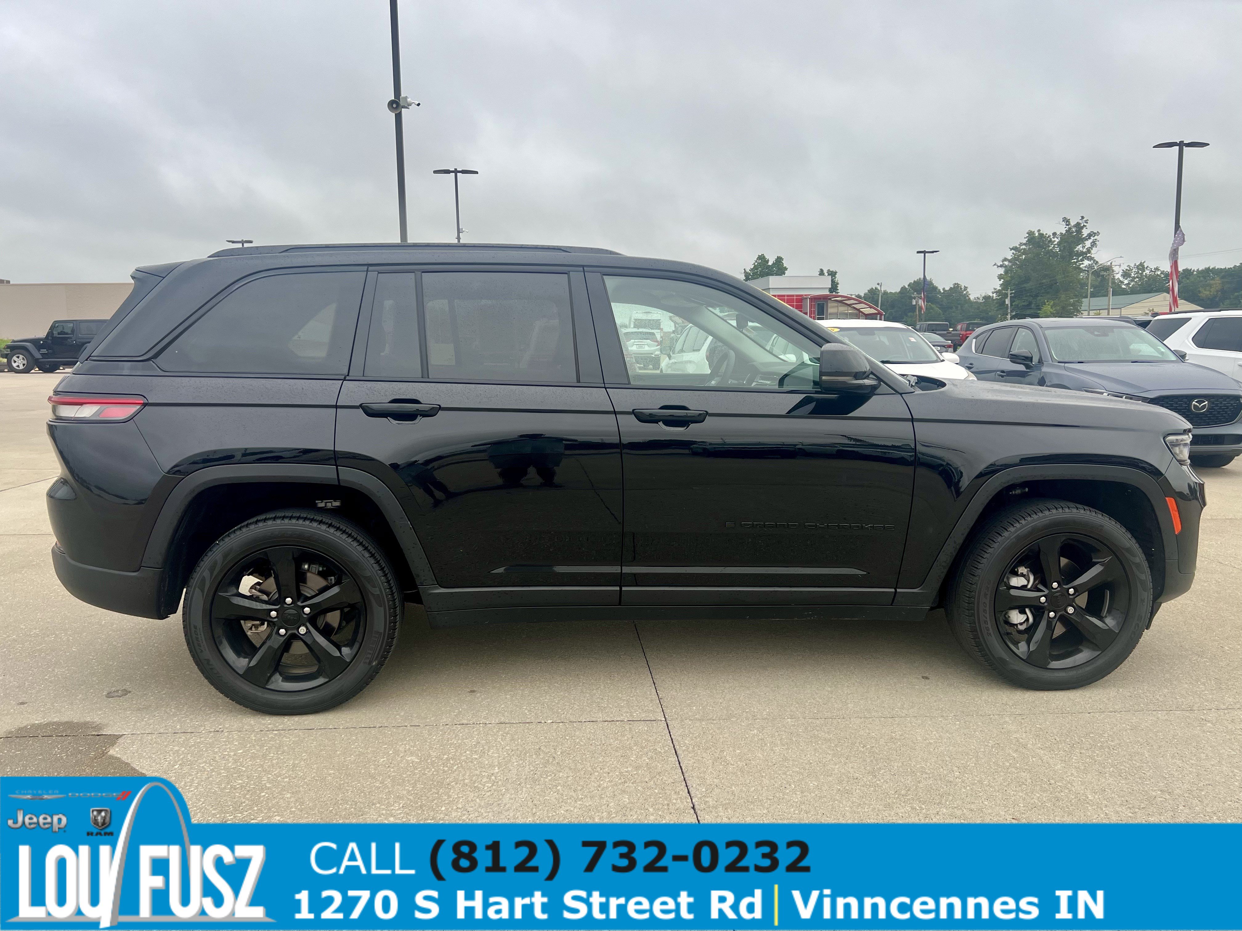 Used 2023 Jeep Grand Cherokee Limited w/ Black Appearance Package AWD/4WD image 8