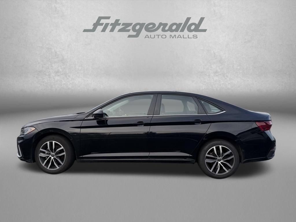 Used 2025 Volkswagen Jetta SE FWD image 4