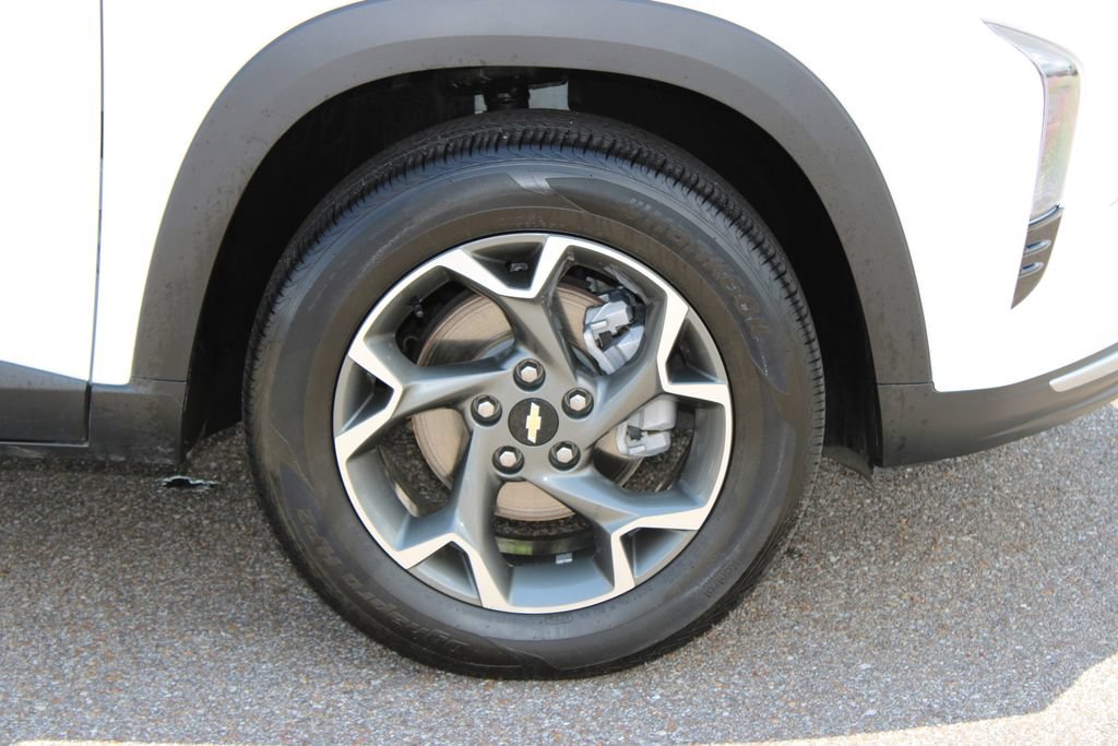 Used 2025 Chevrolet Trax LT FWD image 5