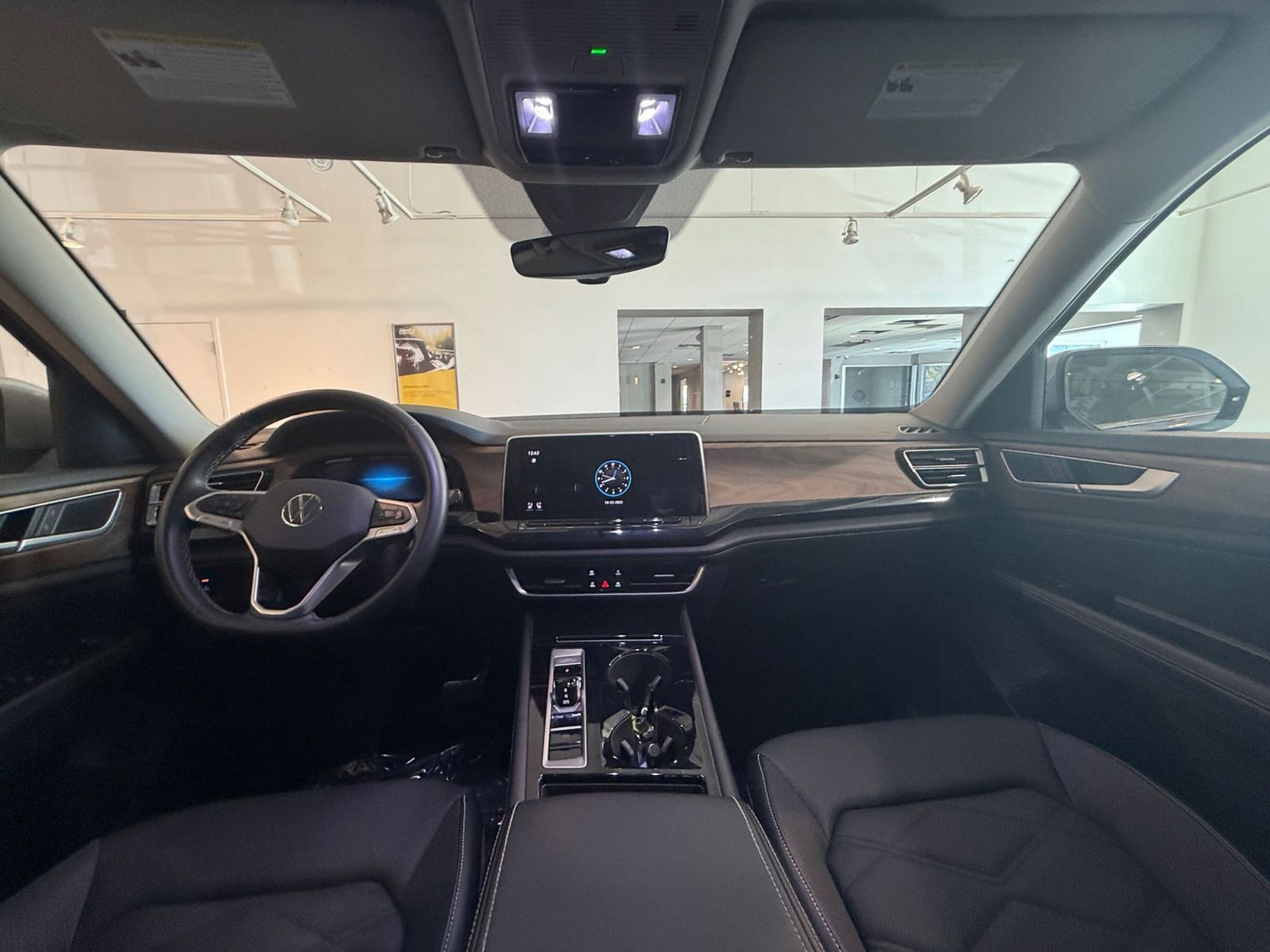 Used 2025 Volkswagen Atlas SE image 33