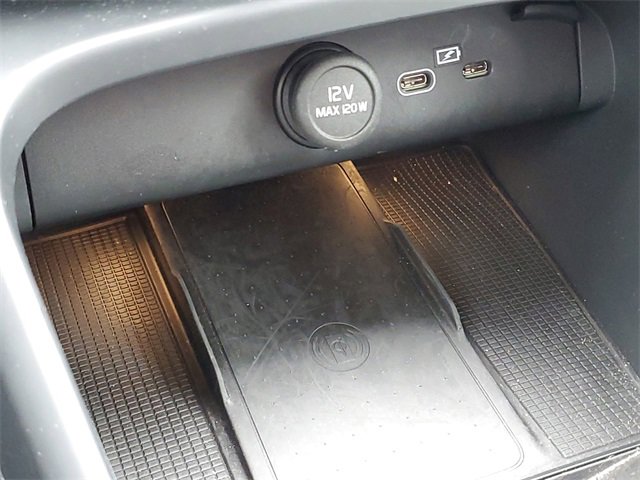 Used 2025 Volvo XC40 B5 Core image 34