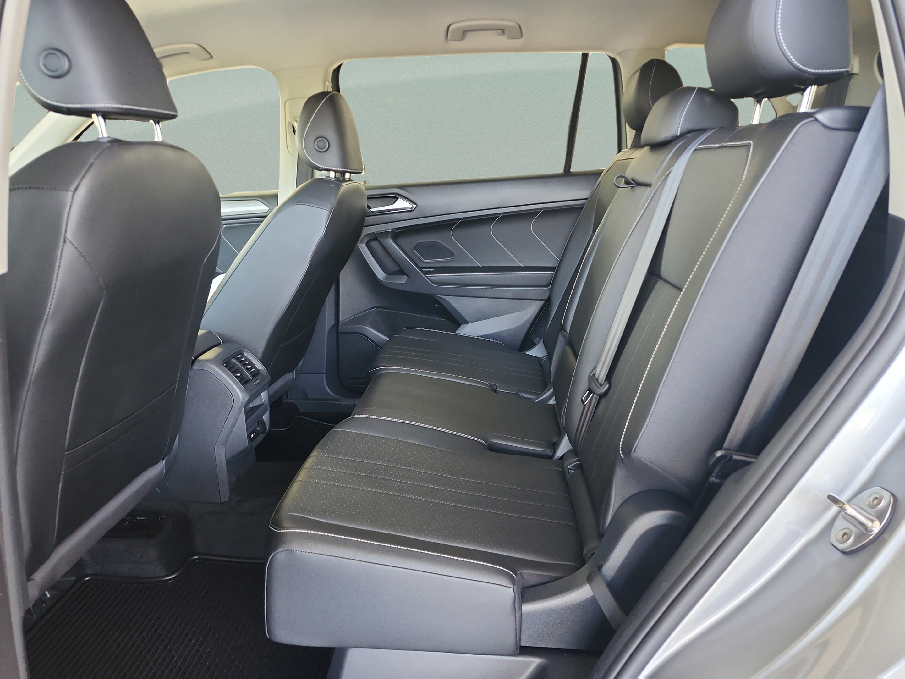 Used 2023 Volkswagen Tiguan SE FWD image 17