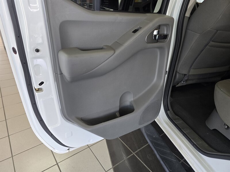 Used 2020 Nissan Frontier SV w/ Midnight Edition Floor Mats RWD image 10