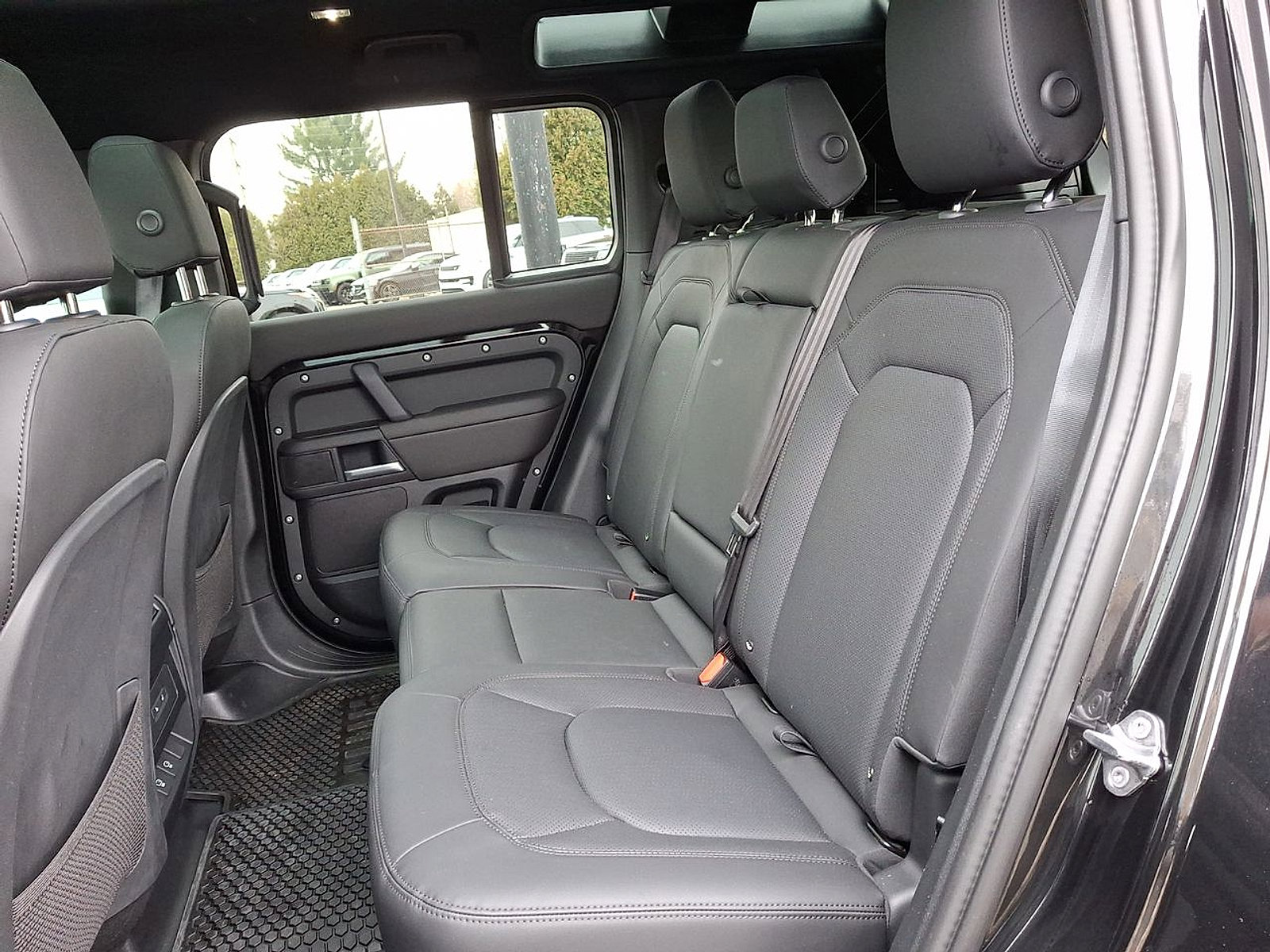 Certified 2025 Land Rover Defender 110 X-Dynamic SE image 28