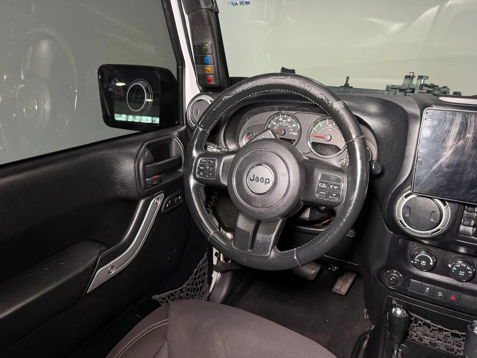 Used 2015 Jeep Wrangler Unlimited Rubicon w/ Connectivity Group AWD/4WD image 22