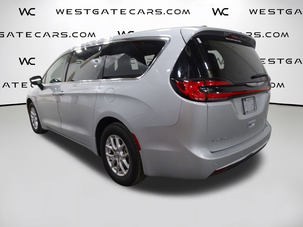 Used 2024 Chrysler Pacifica Touring-L image 5